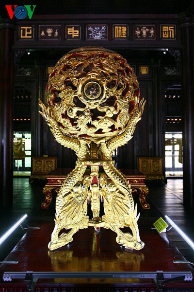 Benda peninggalan sejarah yang tak ternilaikan harganya dari Museum Istana Kerajaan Hue - ảnh 6